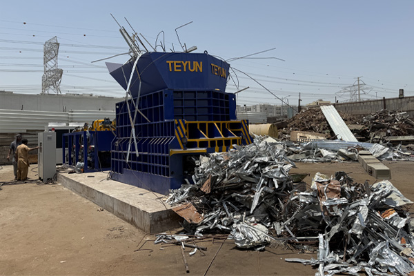 Un ingénieur de Teyun installe avec succès une deuxième cisaille à conteneurs de 800 tonnes à Dubaï