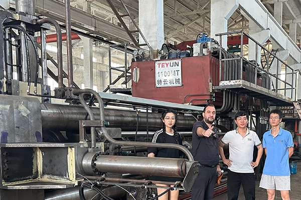 Accueille un client du Kazakhstan pour inspecter la ligne d'extrusion d'aluminium 1100T !